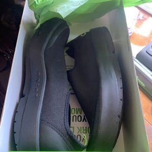 Oofos Women’s Eezee Low Black / Black like new, excellent condition